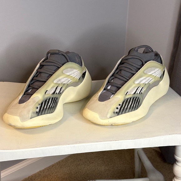Yeezy 700 V3 Fade Salt Men’s 7.5 LIKE NEW! W/Box
